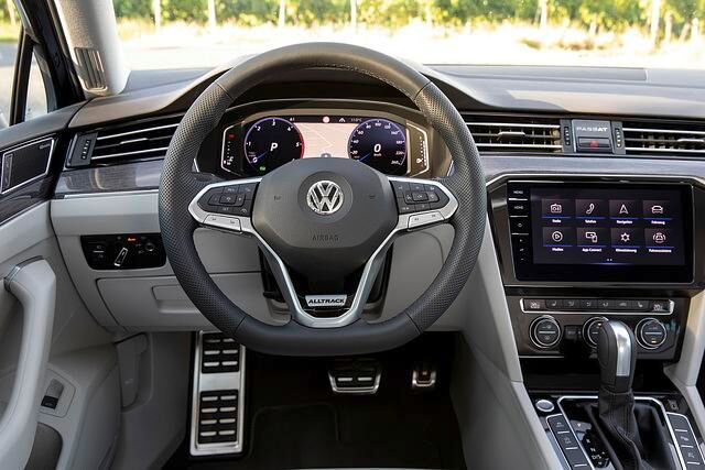 Außen macht der Passat Alltrack auf kernigen Typ, innen gibt es sich sehr nobel