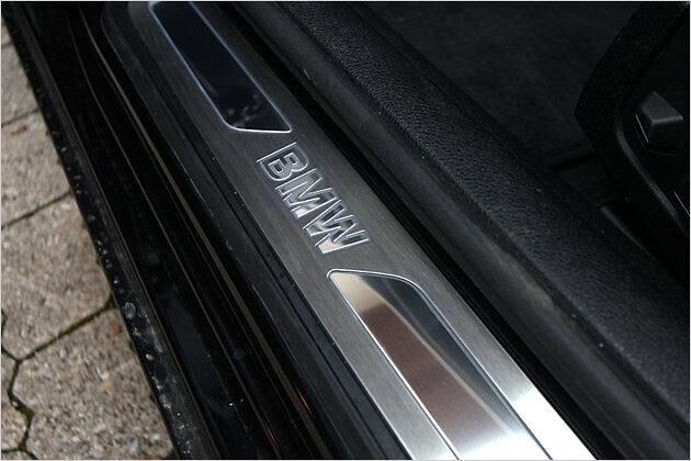 Edel: Ein beleuchtetes BMW-Logo begrüßt die Passagiere beim Einsteigen