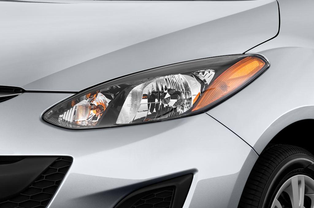 Mazda Mazda2 (Baujahr 2011) Center-Line 5 Türen Scheinwerfer