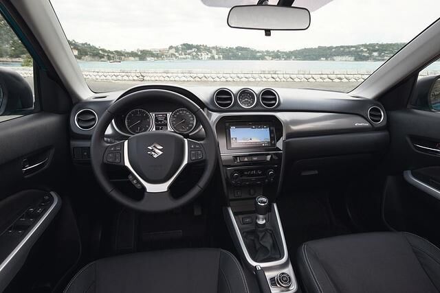 Der Fahrer blickt auf ein aufgeräumtes Cockpit