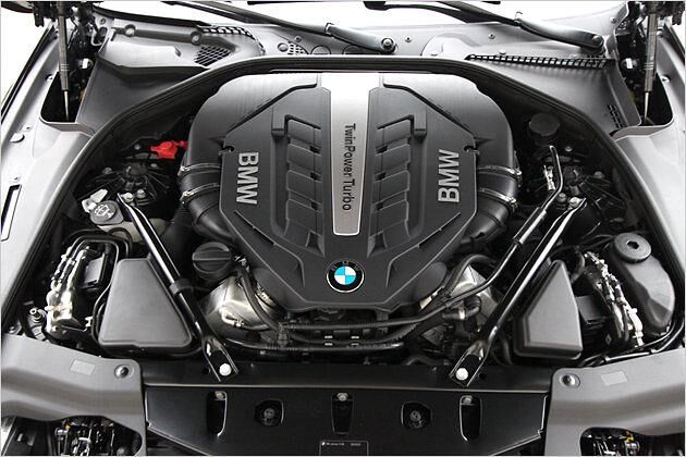 Der V8 liefert 450 PS