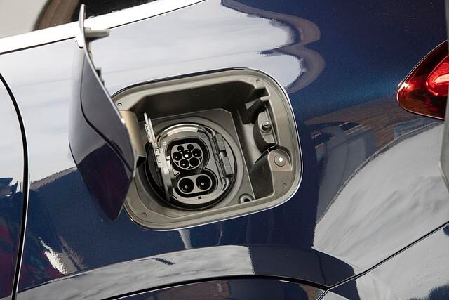 Wer zuhause oder bei der Arbeit eine Steckdose nutzen kann, fährt mit dem Plug-in-Hybriden richtig gut