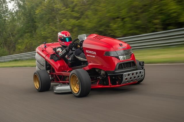 Der Mean Mower 2.0 hat im Sommer 2019 einen neuen Rasenmäherrekord von 243 km/h aufgestellt 