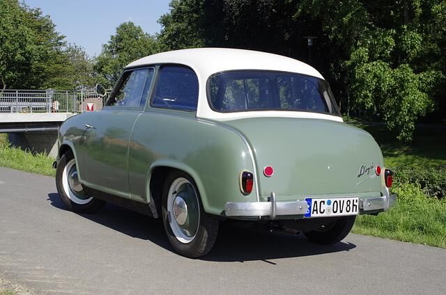 Der etwas an den Sachsenring Trabant erinnernde Kleinstwagen – 3,45 Meter Außenlänge – besteht aus einem Zentralrohrrahmen sowie einer Karosserie aus kunststoffüberzogenen Sperrholzelementen