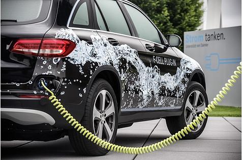 Mercedes GLC Fuel Cell 2017 - an der Steckdose lädt sich das Elektromodul für bis zu 50 Kilometer auf