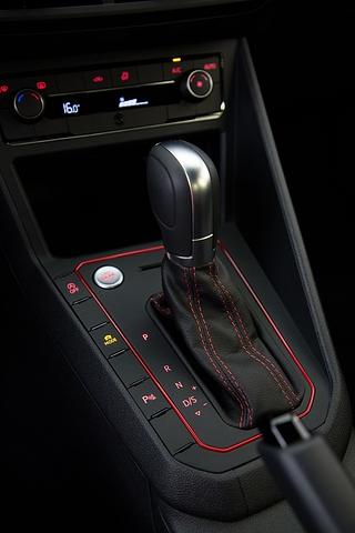Neben dem Ganghebel befindet sich der Fahrmodusschalter