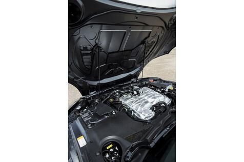 Die Motorhaube ist vorne angeschlagen