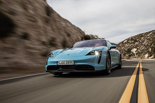 Der Porsche Taycan 4S lässt sich auch sehr agil bewegen