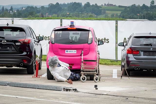 Die Axa-Versicherung empfiehlt für ältere E-Autos eine Nachrüstung mit Soundgenerator, damit Fußgänger diese leichter wahrnehmen und sich entsprechend Unfälle mit ihnen besser vermeiden lassen