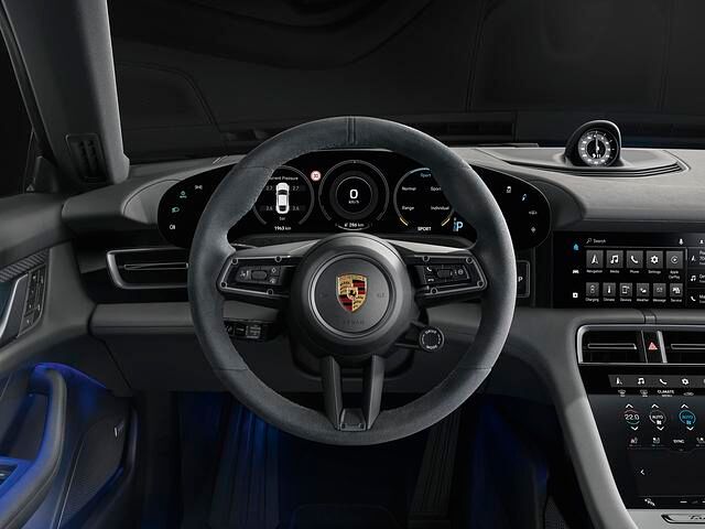 Der Lenker fühlt sich stets sofort wie in einem klassischen Verbrenner-Porsche 