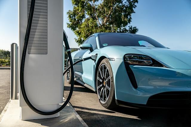 Bis zu 225 kW (größere Batterie 270 kW) Leistung kann der Taycan in seinen Akku saugen
