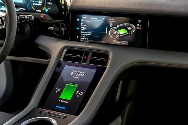 Das Kombiinstrument vor dem Fahrer ist eine cool reduzierte und frei konfigurierbare TFT-Landschaft mit klassischen Rundinstrumenten, zwei weitere Bildschirme in der Mitte und vor dem Beifahrer...