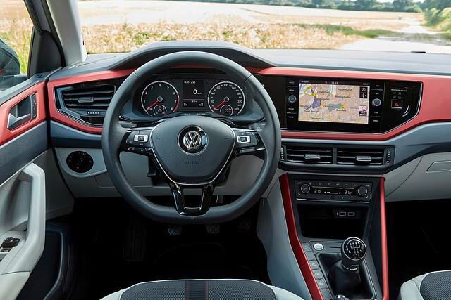 Dominiert wird die Mittelkonsole von einem nahtlos eingefügten Infotainment-Display mit ansprechend moderner Grafik