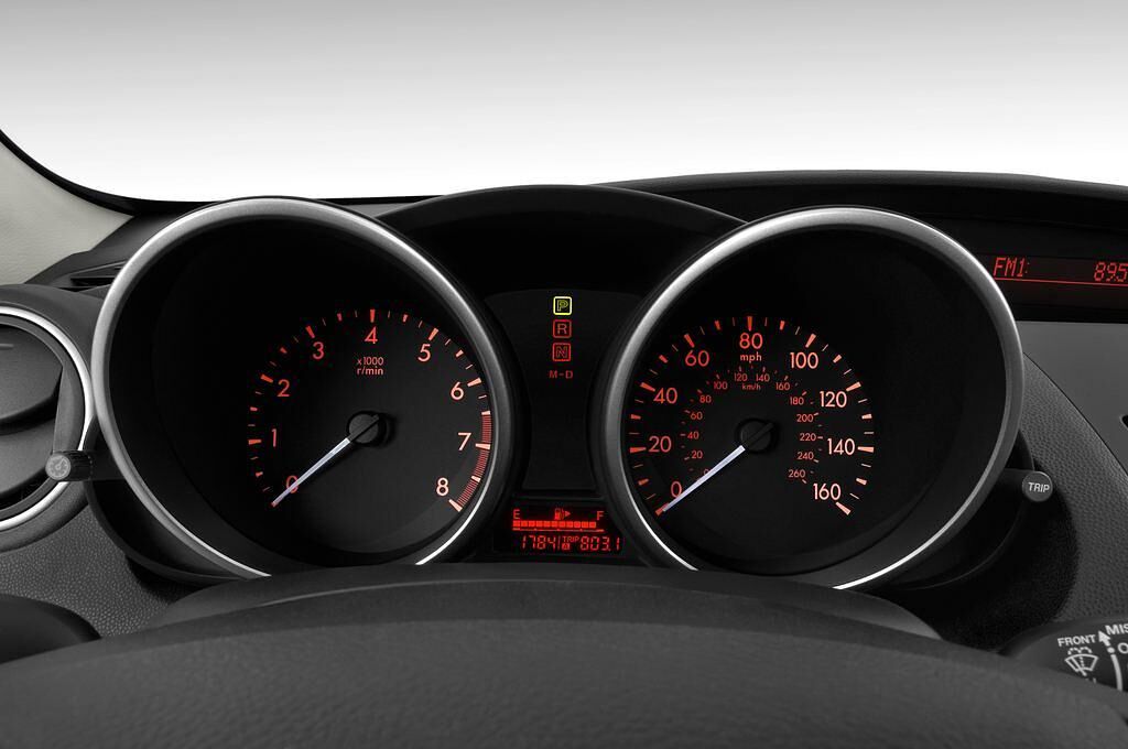 Mazda Mazda3 (Baujahr 2009) Center-Line 4 Türen Tacho und Fahrerinstrumente