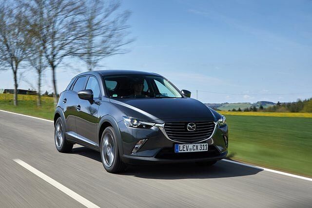 Und was dem kleinen SUV zum kompakten Mazda3 an Länge fehlt, macht er mit größerer Höhe wett