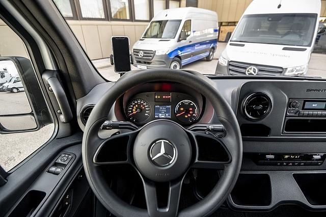 Das Cockpit ist auf den ersten Blick identisch, mit dem der anderen Sprinter, aber anstelle des Drehzahlmessers befindet sich ein Powermeter