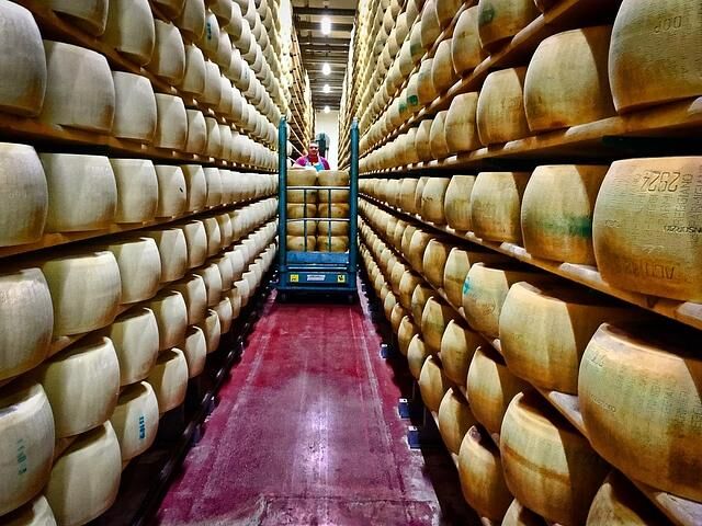 Gegenüber des Panini Museums wird der frische Parmesan gelagert