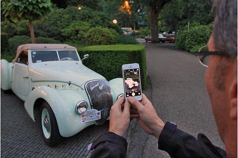 Dem Anblick eines Peugeot 402 DSE Cabriolet Darl mat kann sich kaum einer entziehen.