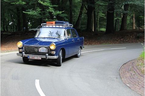 Dieser Peugeot 404 hat sein Gepäck auf dem Dach.
