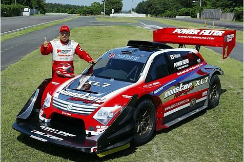 Nobuhiro Tajima, Spitzname Monster, vor dem Nachfolger des legendären Suzuki Escudo Pikes Peak, dem Suzuki Sport XL7 Hill Climb Special.