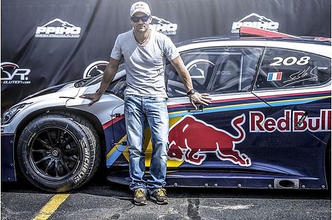 Sebastien Loeb vor seinem Siegerfahrzeug.