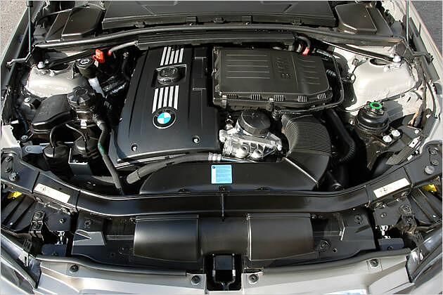 Doppel-Herz: Im Dreiliter-Aggregat des 335i arbeitet ein Twin-Turbo