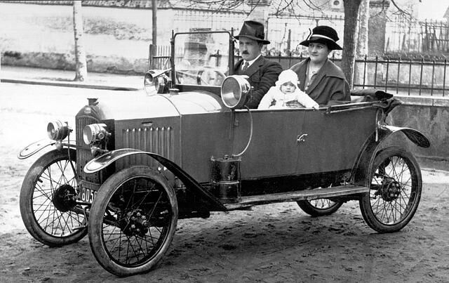 Peugeot verdiente mitmit den preiswerten schmalspurigen Quadrilette-Typen viel Geld