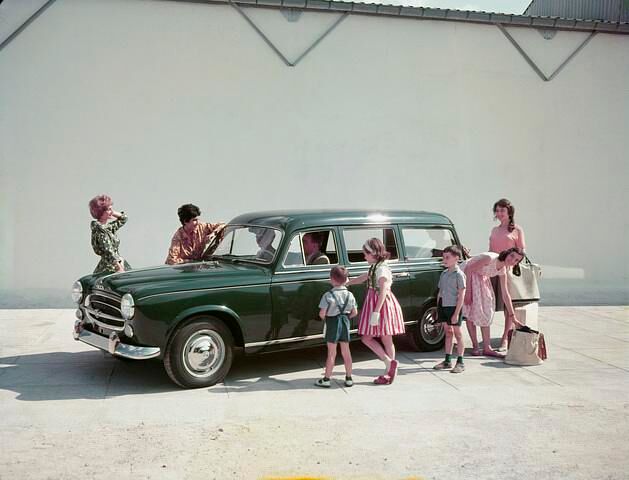 1955 debütiert die Peugeot 403 Limousine