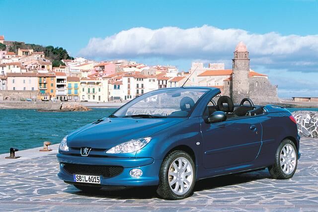Der Peugeot 206 CC belebt das Segment der bezahlbaren Coupé-Cabriolets