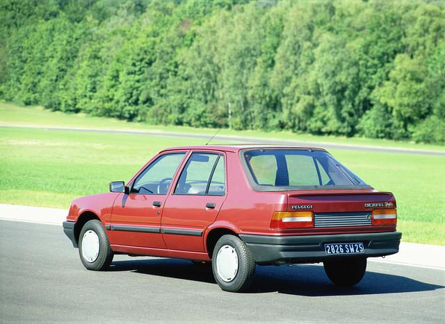 Der Peugeot 309 wird als erster kompakter Peugeot mit Schrägheck und Heckklappe gebaut