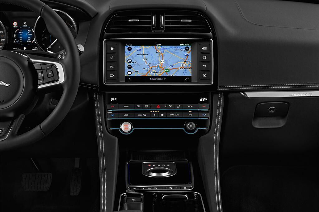 Jaguar F-Pace (Baujahr 2017) R-Sport 5 Türen Mittelkonsole