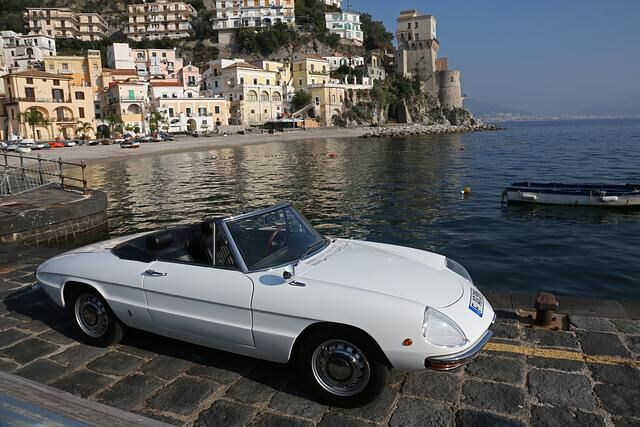 1966 feiert der Alfa Romeo Duetto Spider 1600 auf dem Genfer Salon Weltpremiere. Der Zweisitzer ist der letzte Pininfarina-Entwurf, der in der Ära von Battista Pininfarina ausgeführt wurde