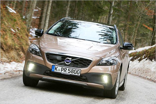 Der Kühlergrill in Wabenoptik und schwarz glänzende Außenspiegelgehäuse sind weitere Merkmale des V40 Cross Country