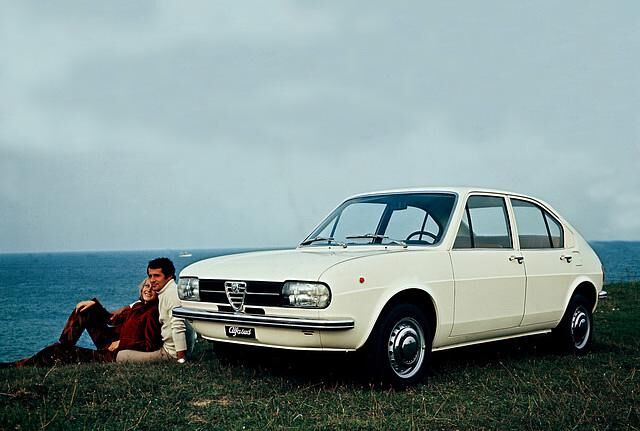 1971 feiert auf dem Turiner Salon der Alfasud als neues Einstiegsmodell der Marke Weltpremiere. Dieser erste Alfa Romeo mit Frontantrieb sorgt in der Kompaktklasse für Furore, wird aber durch...