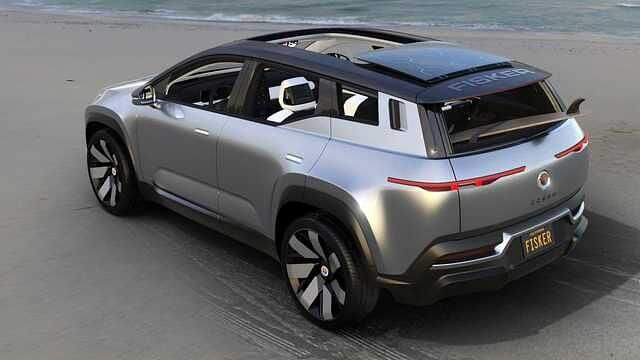 Highlight beim Fisker Ocean sind Solarzellen im Dach, die – Sonnenschein vorausgesetzt – pro Jahr Strom für bis zu 1.600 Kilometer erzeugen sollen