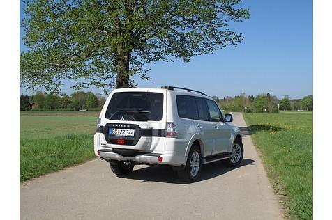 Mitsubishi Pajero 3.2 Di-D - hinten gibt es nach wie vor eine große Tür, die zur Seite öffnet