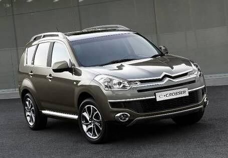 <h2 class='text-lg font-medium md:text-xl md:font-semibold'>Platz 7: CITROEN C-Crosser</h2><p><a title="Tests und Erfahrungen Citroen C-Crosser" href="https://www.autoplenum.de/auto/citroen/c-crosser/suv-2007">Tests und Erfahrungen mit dem Citroen C-Crosser</a></p>
<p>Platz 7 der Autos mit mehr als 5 Sitzen geht wieder nach Frankreich und zwar an den Citroen C-Crosser. Der erst seit 2007 auf dem Markt erh&auml;ltliche SUV von Citroen ist ein eher unbeschriebenes Blatt, stellt seine K&auml;ufer jedoch trotzdem durch und durch zufrieden. Zu haben ist er entweder in der 170 PS Benziner- oder der 156 PS Dieselvariante. <br /><br /></p>