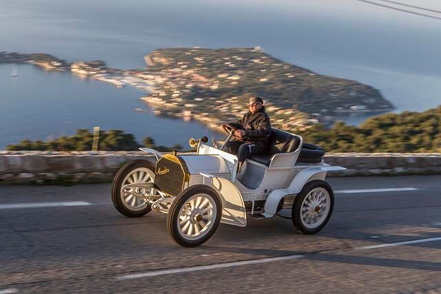 Beim Rennen Nizza-La Turbie gewinnt ein Mercedes Simplex 40 PS mit einer neuen Rekordzeit
