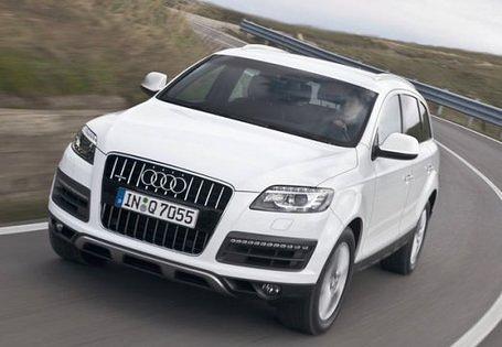 <h2 class='text-lg font-medium md:text-xl md:font-semibold'>Platz 10: AUDI Q7</h2><p><a title="Tests und Erfahrungen zu dem Audi Q7" href="https://www.autoplenum.de/auto/audi/q7/suv-2015">Tests und Erfahrungen mit dem Audi Q7</a></p>
<p>Er&ouml;ffnet wird die Top10 der besten Autos mit mehr als 5 Sitzen vom Audi Q7. Seit 2005 bietet dieser SUV mehr Platz und Freiraum f&uuml;r die ganze Familie. Diese Platzierung basiert auf Wertungen aus &uuml;ber 40 Tests- und Erfahrungen. An SUVs scheiden sich ja bekanntlich die Geister, doch muss man wohl anerkennen, dass Audi mit dem Q7 einen Gl&uuml;cksgriff gelandet hat, im Gegensatz zum ein oder anderen Konkurrenten.<br />&nbsp;</p>