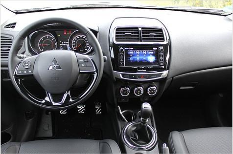 Lenkrad und Mittelkonsole hat Mitsubishi mit schwarzem Pianolack aufgehübscht (Serie ab der Ausstattung Plus)