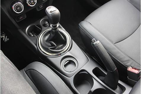 Der ASX hat noch eine manuelle Handbremse. Die Schaltung (sechs Gänge beim Diesel, fünf beim Benziner) hakelt etwas