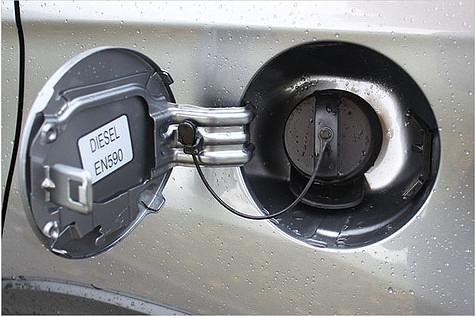 Das Dieselmodell mit 114 PS hat keinen Adblue-Einfüllstutzen hinter der Tankklappe. Das Additiv wird von der Werkstatt ausgewechselt, es soll 100.000 Kilometer weit reichen