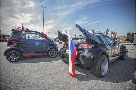 Der russische Smart-Club hat einen Roadster dabei, das mit Jeremy-Scott-Flügeln ausgestattet ist