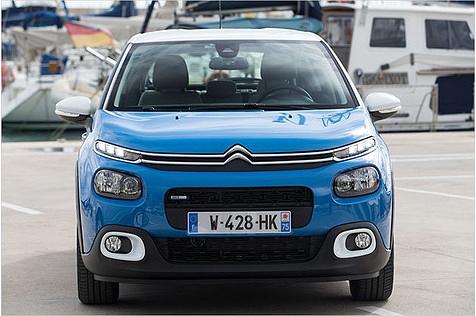 Vielleicht nicht jedermanns Sache, aber zumindest eigenständig: Das zweistufige Frontdesign mit LED-Tagfahrlich oben und Scheinwerfern unten