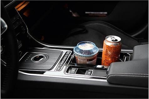 In der Mittelkonsole haben Langstreckensnacks und Energie-Getränke Platz