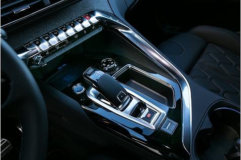 Die Mittelkonsole des Peugeot 3008 Blue HDI 180