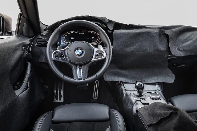 Verschleiertes Interieur, aber die sichelförmigen Anzeigen des Cockpits sind gut zu erkennen