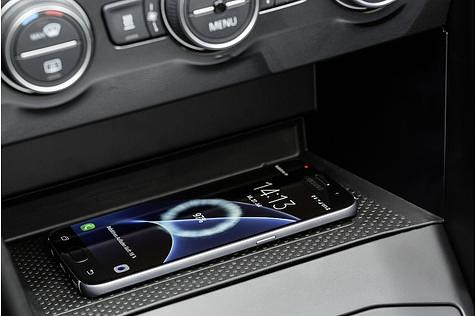 Es gibt sogar eine induktive Ladefläche für Mobiltelefone