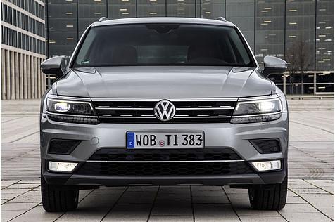 Die LED-Scheinwerfer blenden bei Gegenverkehr automatisch ab
