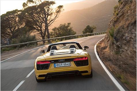 Auch als Spyder ist der Audi R8 ein waschechtes Supercar. Wie er Kurven nimmt, welche Reserven er hat, das ist schon alles sehr meisterlich